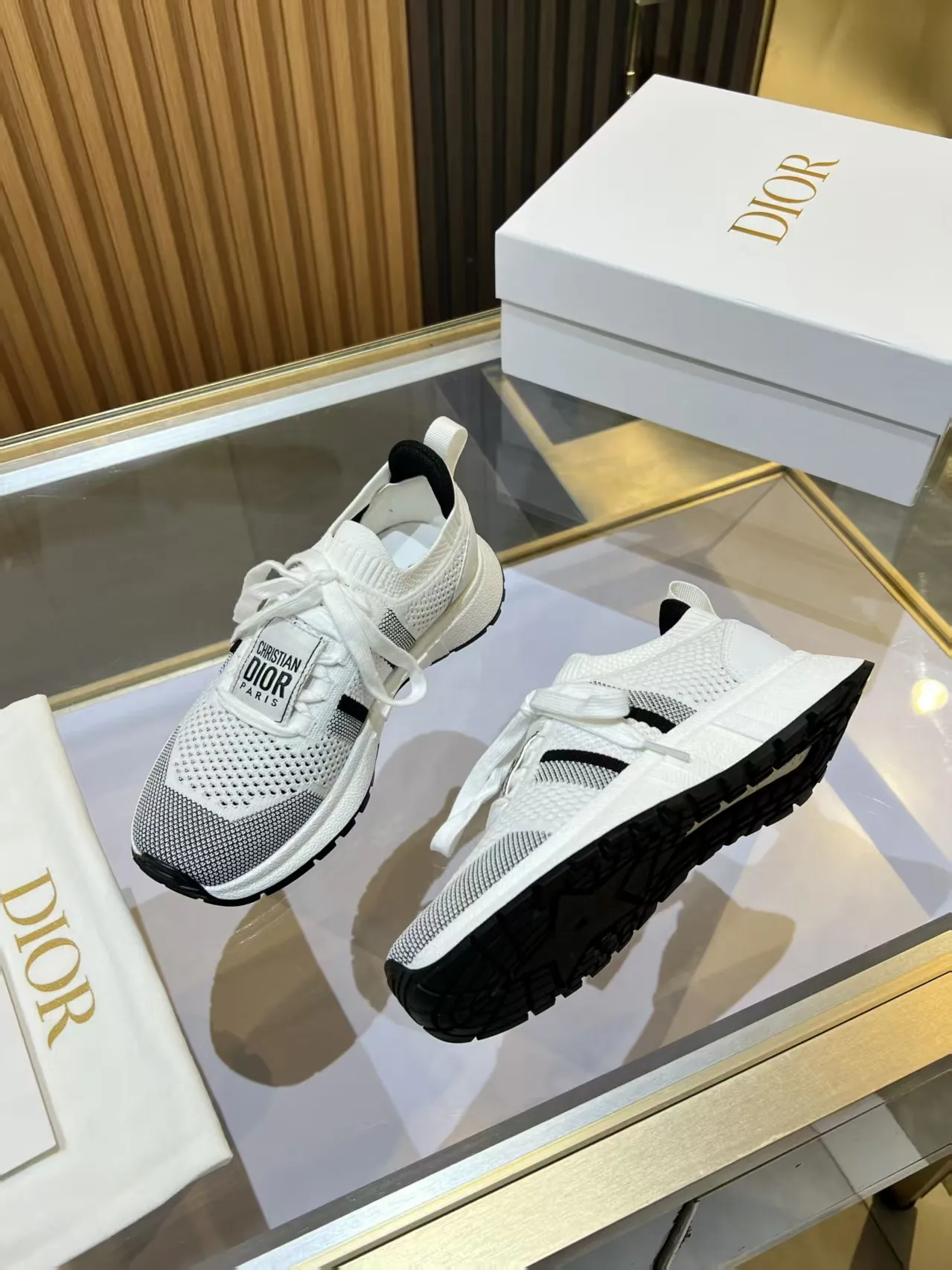 👟👟Ex-factory price 460👟👟 DIOR CHRONO Dior's new high-version, casual, business, all-in-one sports shoes. Simple and super versatile. The upper is equipped with a Logo cloth label. The upper is perfect and luxurious, and can be matched with any spring, summer, autumn and winter clothing. The upper foot is even more comfortable! The original material is disassembled and reproduced perfectly. The fly-woven upper is breathable and comfortable. The original super lightweight TPU absorbent film anti-slip outsole. Unique. Full of details. Fine workmanship. Worth owning. Equipped with original packaging at the counter. 3 colors available SIZE: 35--40 (41 can be customized)